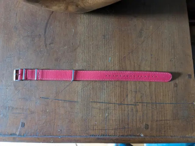 New red leather 20mm nato strap dans Bijoux et montres  à Longueuil/Rive Sud