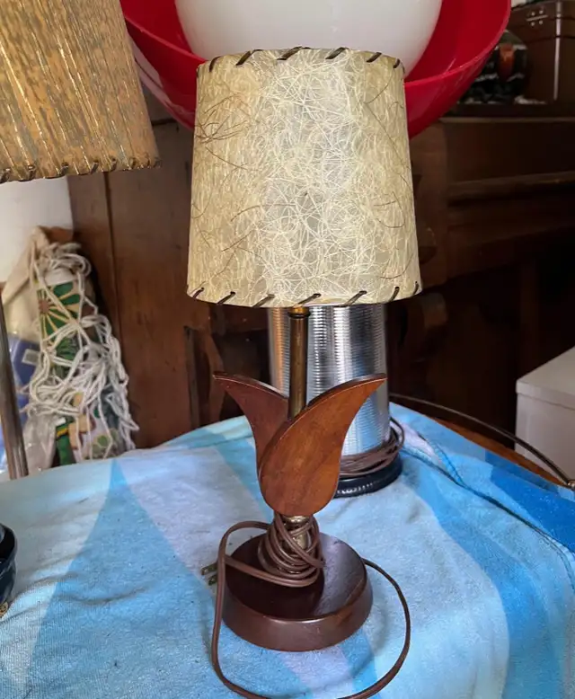 Jolie petite lampe de chevet mid century vintage retro 1960 in Indoor Lighting & Fans in City of Montréal - Image 6