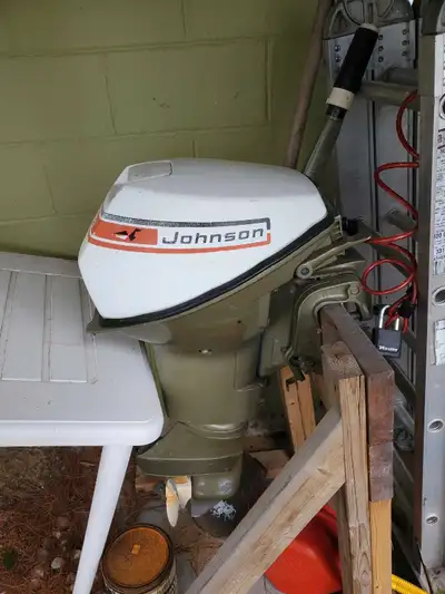 Bateau type zodiac avec moteur 9 et demi johnson le tout fonctionnelle