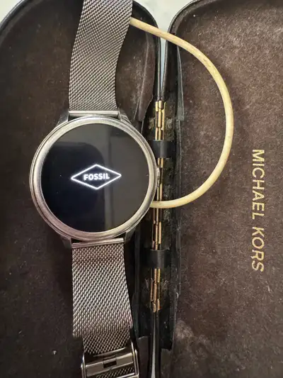 Fosssil smart watch gen 5E Comes with charger