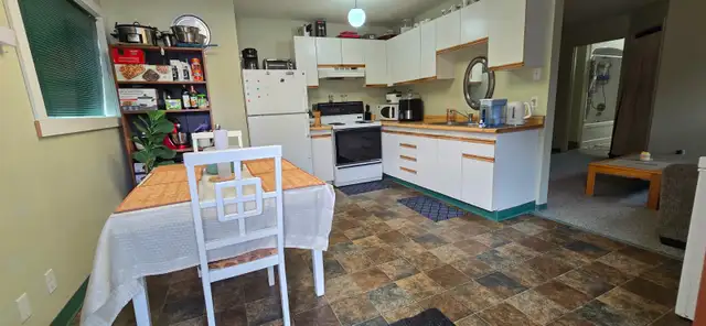 Downtown 1 BR furnished, utilities incl. Near Black st stairs in Long Term Rentals in Whitehorse - Image 4