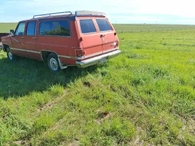 1985 suburban with 189,947 km. Does not have a lot of rust. It need an engine. It is great for a par...