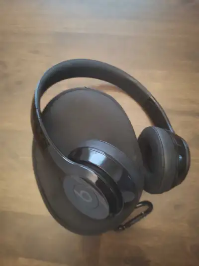 Beats Solo 3, View more