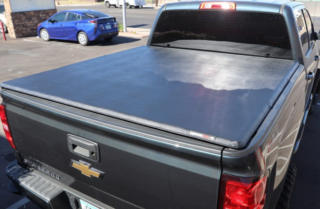6'6 extang tri fold tonneau cover LIKE NEW in Other Parts & Accessories in Oshawa / Durham Region