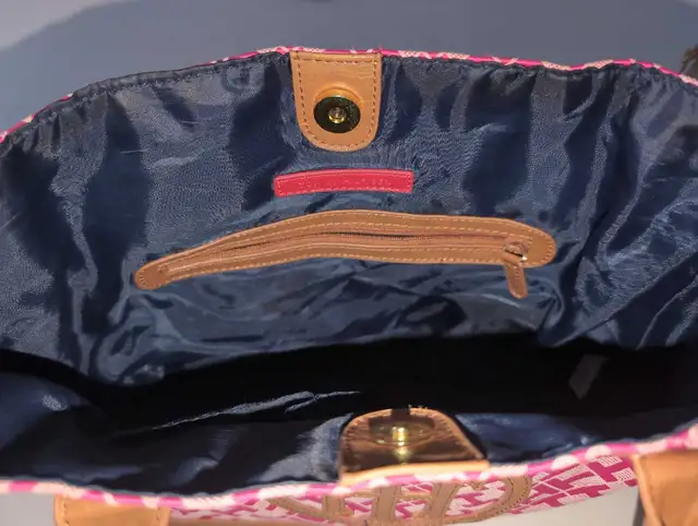 Tommy Hilfiger Pink Bag in Women's - Bags & Wallets in Oshawa / Durham Region - Image 5