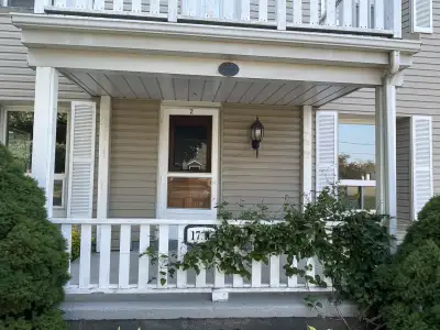 Thorold – Beautiful, large 2 bed main level