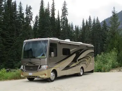 Beautiful 2015 Newmar Bay Star 3215 Class A motorhome in excellent condition with only 54,800 km. Th...