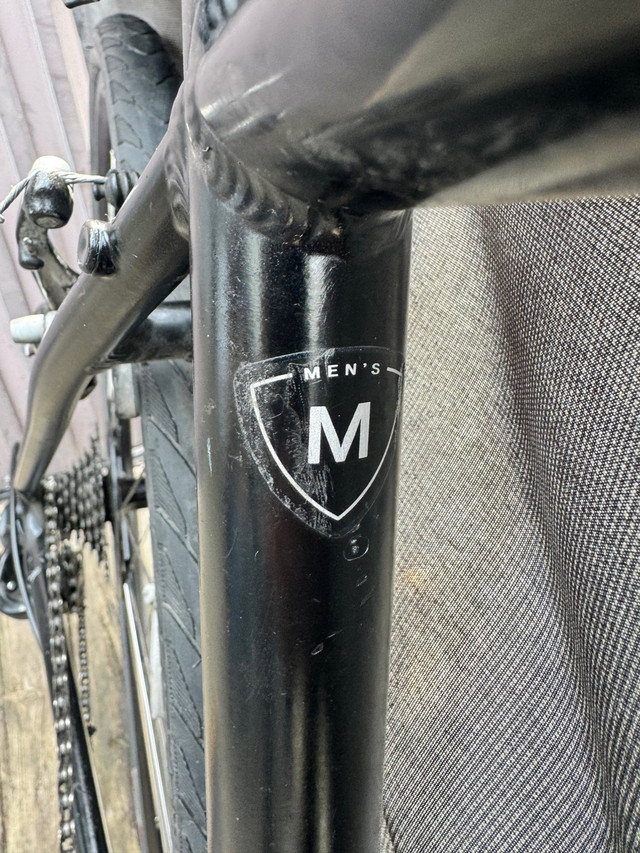 Vélo Specialized hybride,  homme,  cadre médium, très bon état. dans Randonnée, ville et hybrides  à Ville de Montréal - Image 3