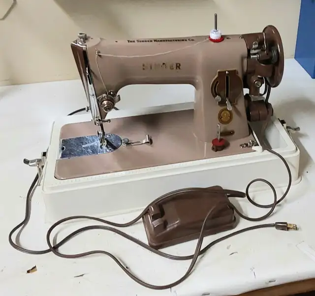 Machine à coudre Singer propre fabriquée au Québec in Other in Sherbrooke - Image 3