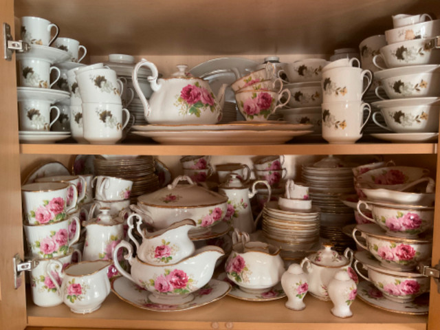 Royal Albert American Beauty Fine Bone China in Other in Ottawa