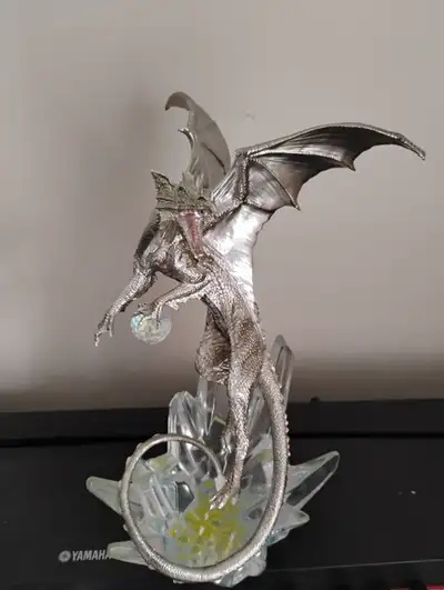 Bring the world of fantasy art to your collection with this stunning Franklin Mint Michael Whelan “G...