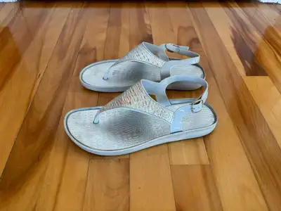 Sandales argent COMME NEUVES, taille 36 TAILLE US 5-6– DISPO À L, View more