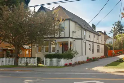 Completely renovated 1 bedroom suite in restored character 9-plex located right at the Rockland/Oak...