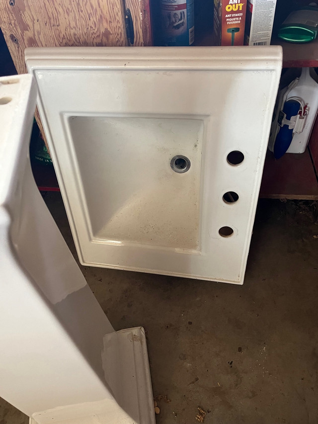 Pedestal white sink  in Bathwares in Red Deer - Image 2