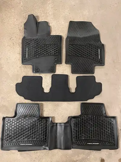 New floor mats , came off a 2023 model highlander , these are good for newer and older model Toyotas...