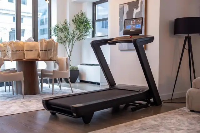 Treadmill  C-1750 in Exercise Equipment in City of Montréal - Image 2