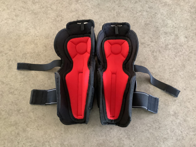 Sherwood M65 Kids 9” Shin Guards in Hockey in Red Deer - Image 2