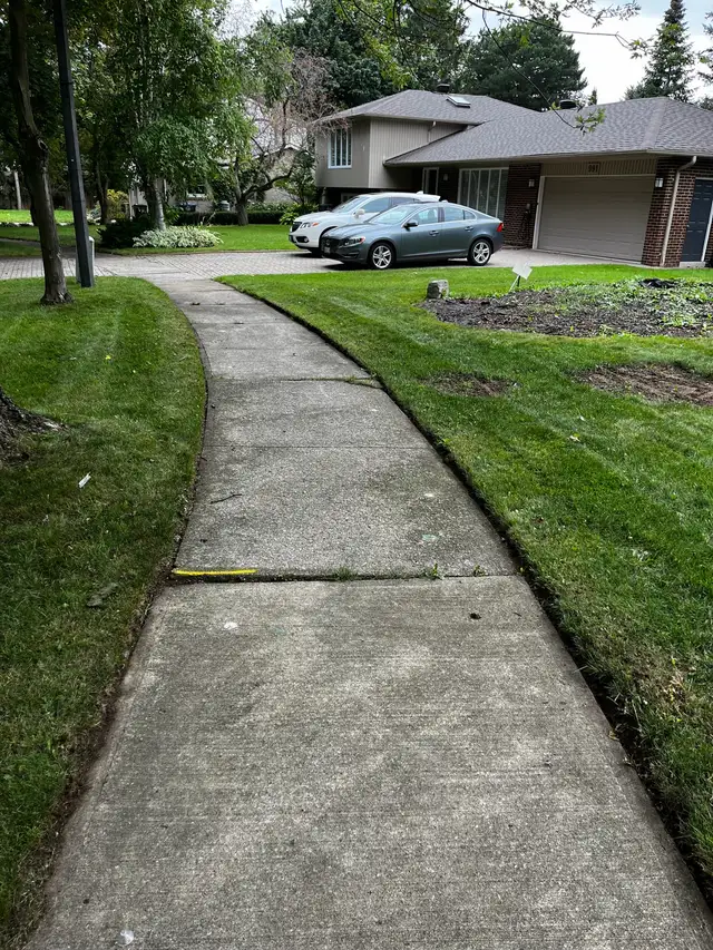 Mowing, Trimming & Edging $49, Lawn Care In Etobicoke & Toronto in Lawn, Tree Maintenance & Eavestrough in City of Toronto - Image 4