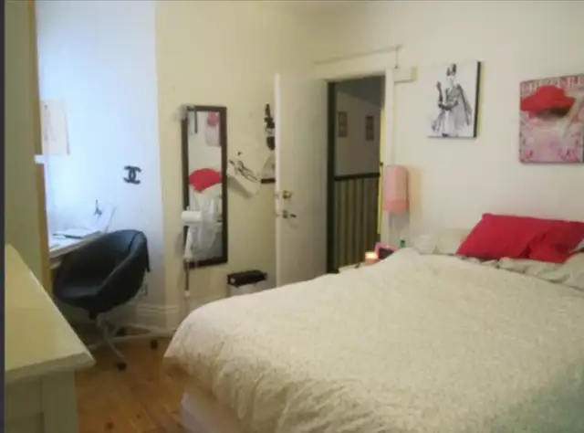2 large rooms available next to TMU63760521460097120