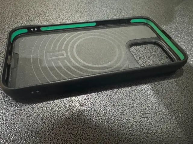 Gently Used iPhone 15 Pro Max with Accessories. SAVE money! in Cell Phones in City of Toronto - Image 8