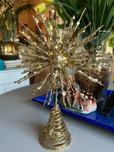 Lovely gold sparkly Starburst tree topper Approx 1’ tall & 9” at its widest Great Condition $35,firm...
