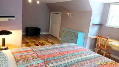 AVAILABLE ASAP or JANUARY 1ST: Very close to U.P.E.I. (Mount Edward Rd). Extra large room for rent i...