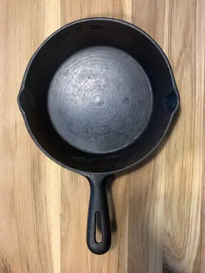2 small cast iron skillets/poêles en fer fonte, View more