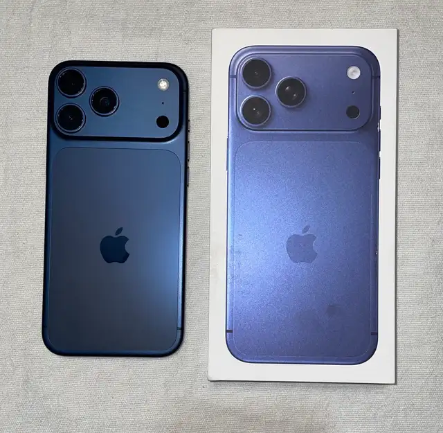 *Bautiful* BRAND NEW IPhone 17 Pro Max (Deep Blue) 256 GB