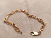 Yellow gold bracelet 14K. .8 inches . 7 grams .