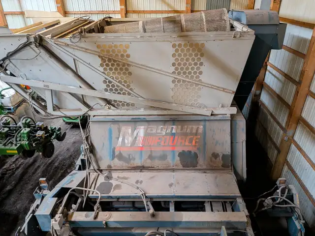 Amadas Bean Combines in Farming Equipment in Portage la Prairie - Image 9