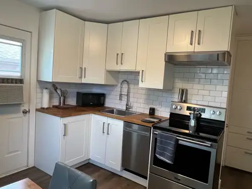 4½ rénové complètement en 2020, situé au 2e étage au 2063 rue Holmes, Saint-Hubert (Longueuil). Envi...