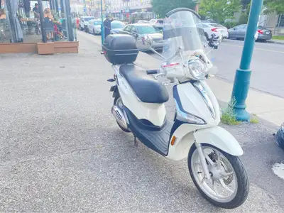 Moto scooter Piaggio Liberty · puissante avec faible consomation (sans permis) 50cc à injection avec...