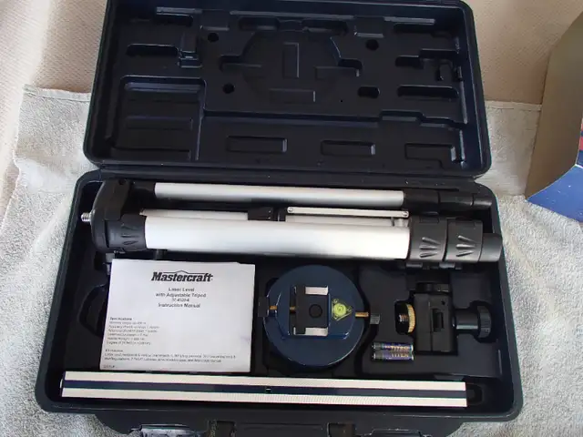 Mastercraft Laser Level with Adjustable Tripod 5 Piece Set in Hand Tools in Sarnia - Image 3