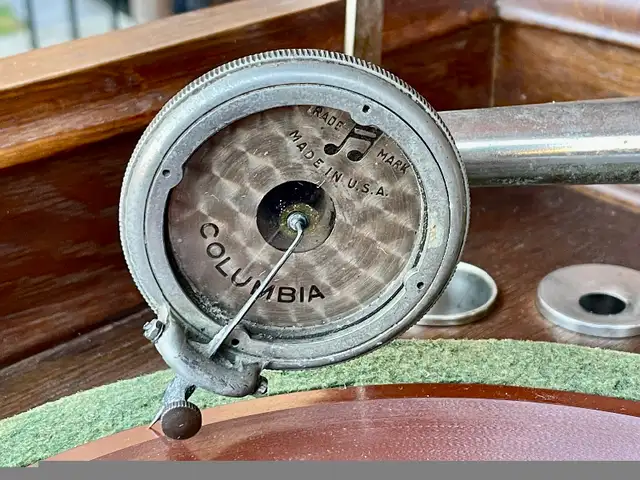 Antique “Columbia” Grafonola (c. 1910;  OAK Casing; Works!) in Other in Mississauga / Peel Region - Image 11