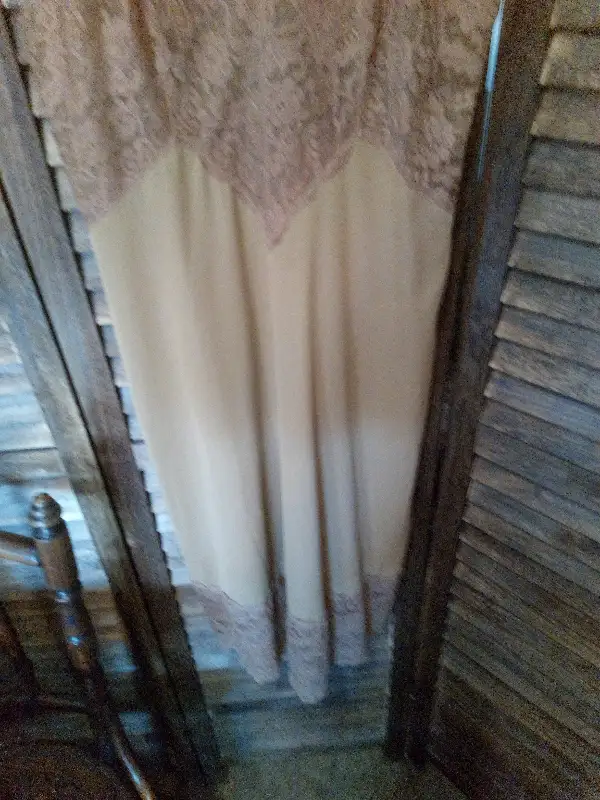#25 Vintage Vanity Fair Lacey Romantic Light Brown Slip 32 Small in Women's - Other in Oshawa / Durham Region - Image 4