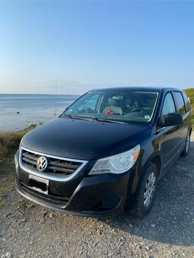 Volkswagen Routan 2010 Immatriculée en Colombie Britannique Minivan tout équipé Lit 1 place ou 2 pla...
