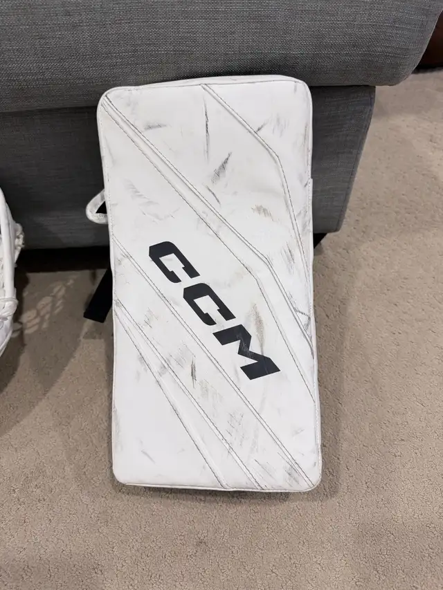 CCM EFlex 6.5 Goalie Catcher and Blocker in Hockey in Markham / York Region - Image 3