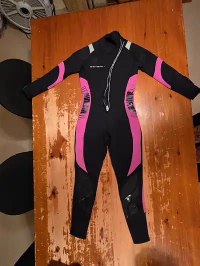 I bought this for my wife. She never wore it. Front Zip for Scuba Diving Snorkeling Surfing Swimming...