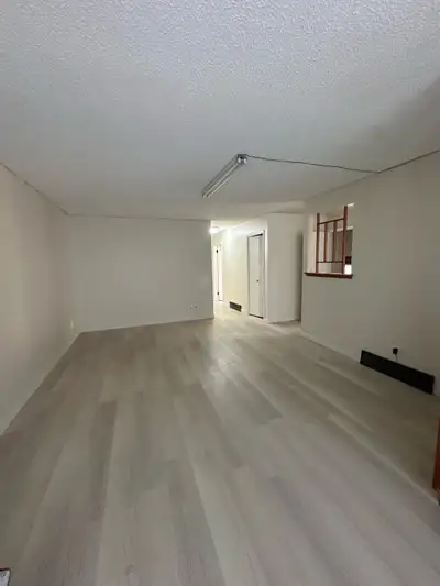 LONG-TERM RENTAL – 3 BEDROOM, 1.5 BATHROOM HOME Coronation Park Neighborhood This entire house is av...