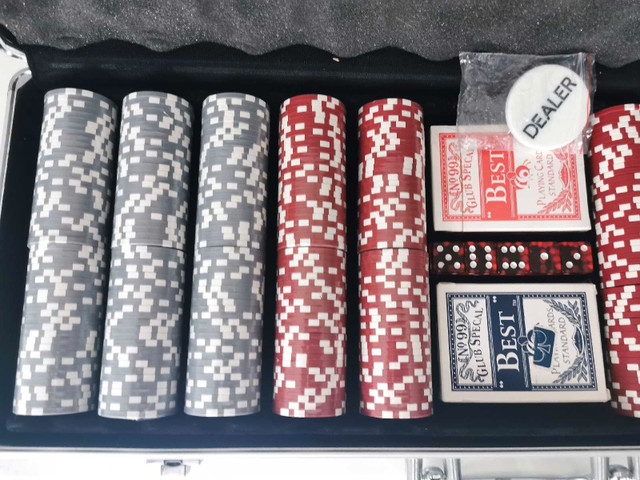 Poker Set in Hobbies & Crafts in Oakville / Halton Region - Image 2