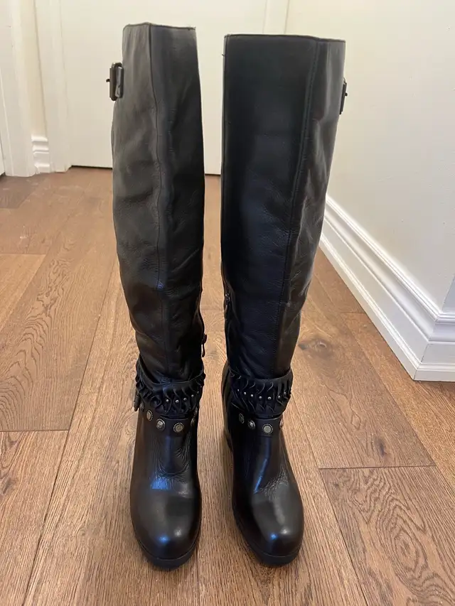Leather thick-soled women's boots in Women's - Shoes in City of Toronto - Image 2