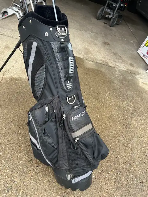Men's RH golf clubs and bag in Golf in Edmonton - Image 3