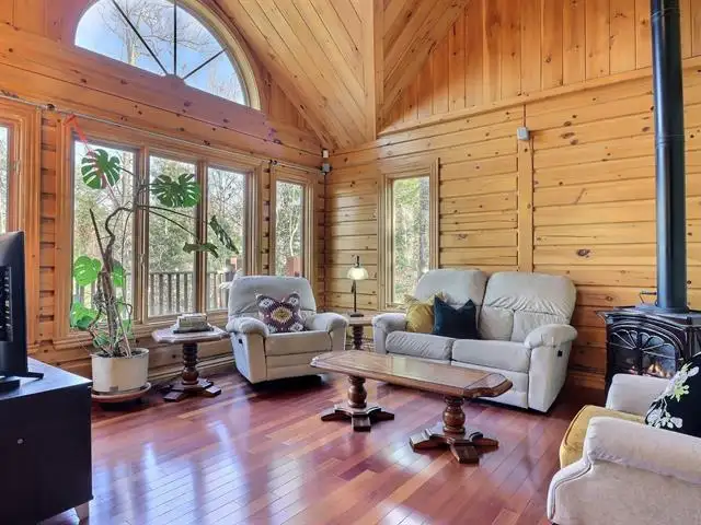 Chalet bord de l’eau / Waterfront for Rent – Lac Lovering, Magog in Quebec in Canada - Image 7