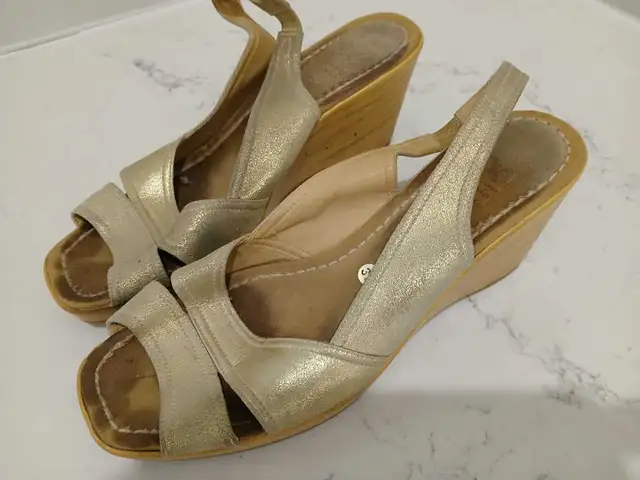 women's shoes size 8-9 in Women's - Shoes in Ottawa - Image 6