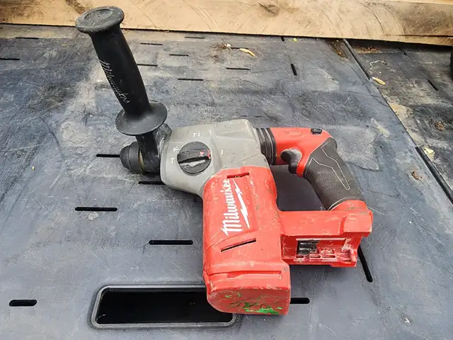 Milwaukee 1" (25mm) SDS Plus Rotary Hammer Drill Model 2712-20 in Power Tools in Windsor Region - Image 6
