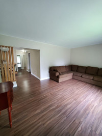 ROOM AVAILABLE FOR RENT - Hamilton (CLOSE TO MOHAWK COLLEGE)