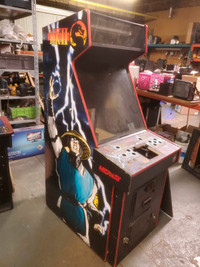 Mortal Kombat II arcade cabinet vide pour projet ou restauration