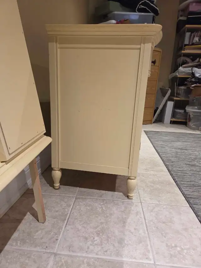 White dresser with a mirror for bedroom in Dressers & Wardrobes in Oakville / Halton Region - Image 4