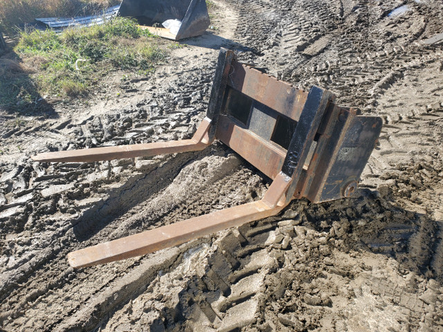 Loader pallet forks fouches a palettes pour chargeur in Other in Gatineau