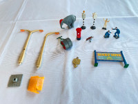 12 accessoires et figurines Dinky et Corgi